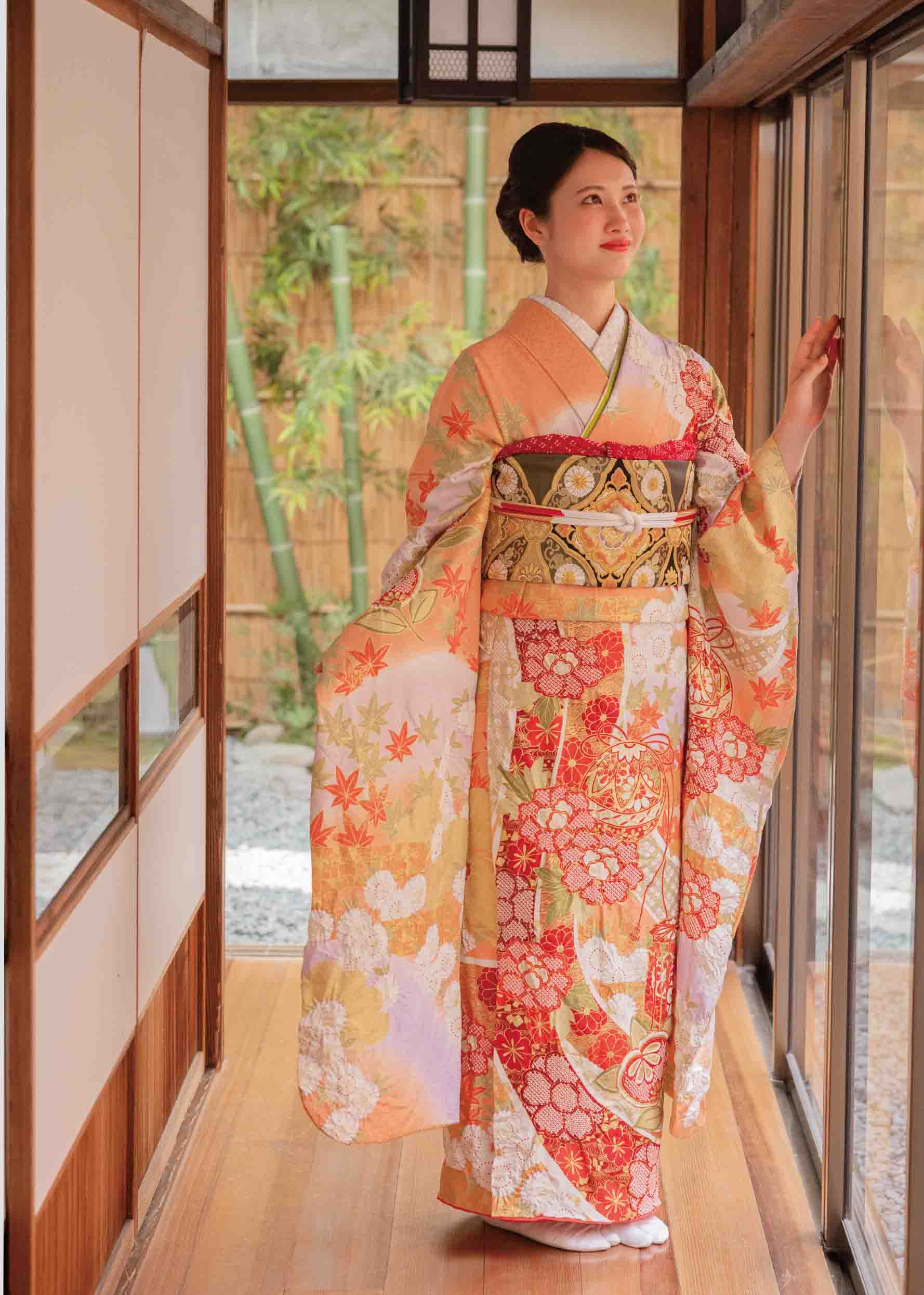 滝泰の古典柄振袖を着たモデル