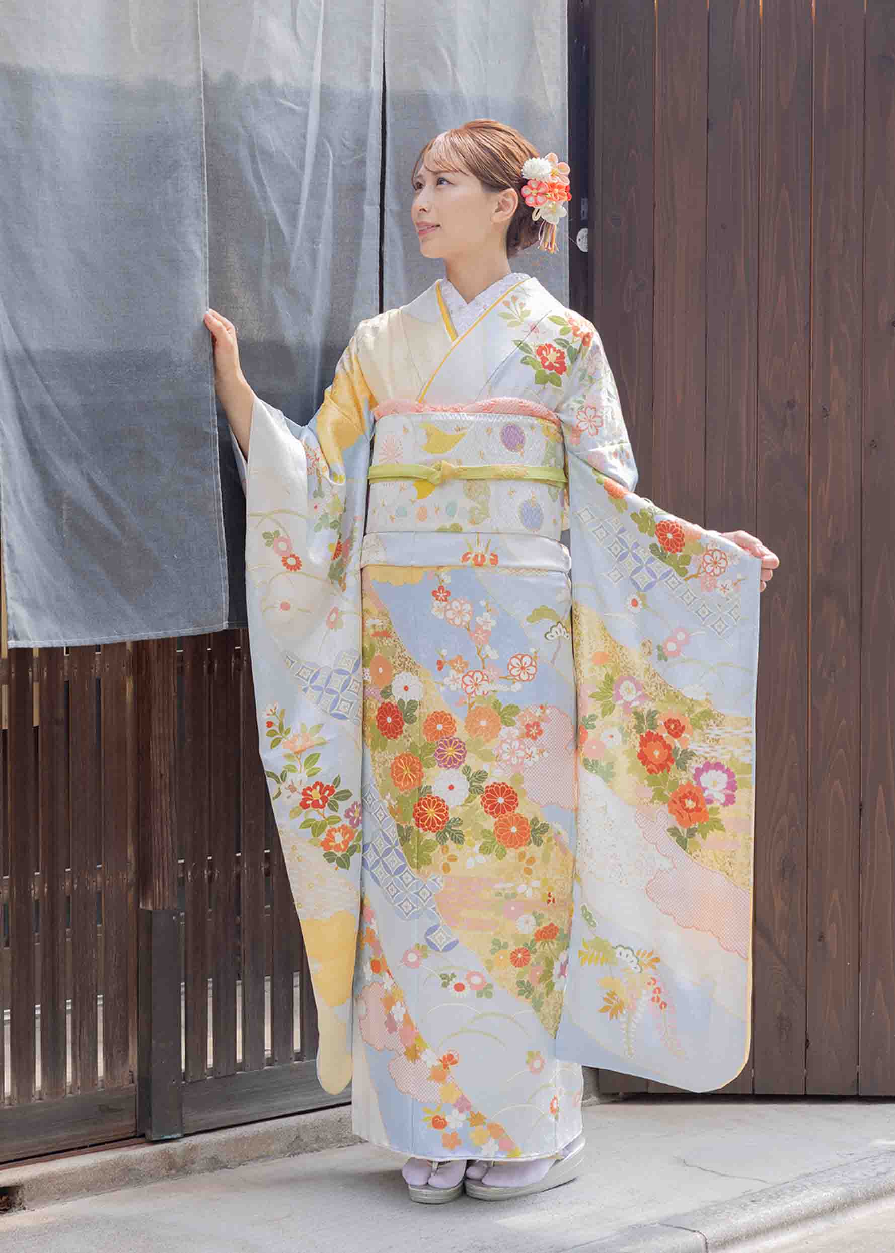 吉澤織物の振袖を着た女性