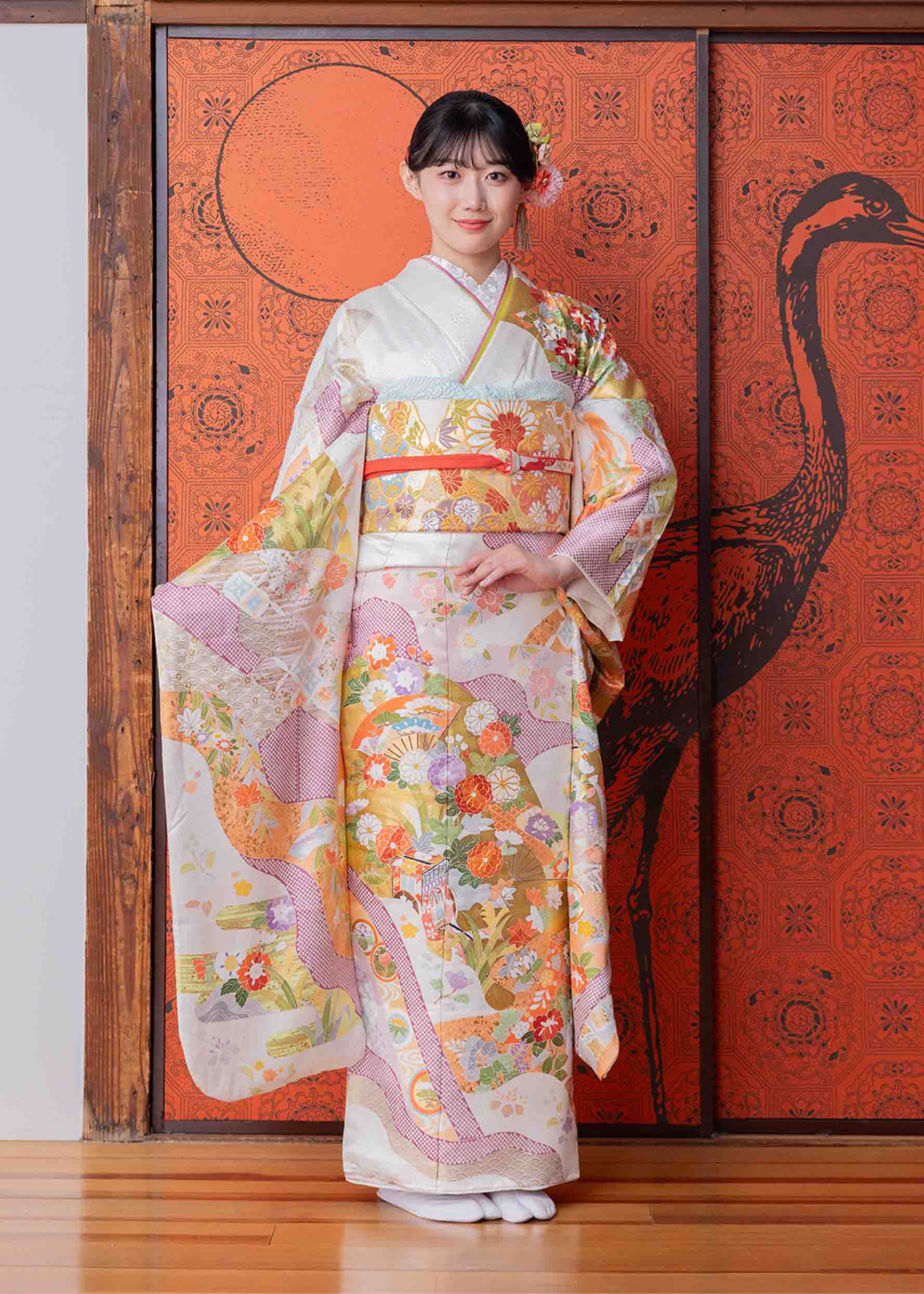 手挿し友禅の古典柄振袖を着た女性