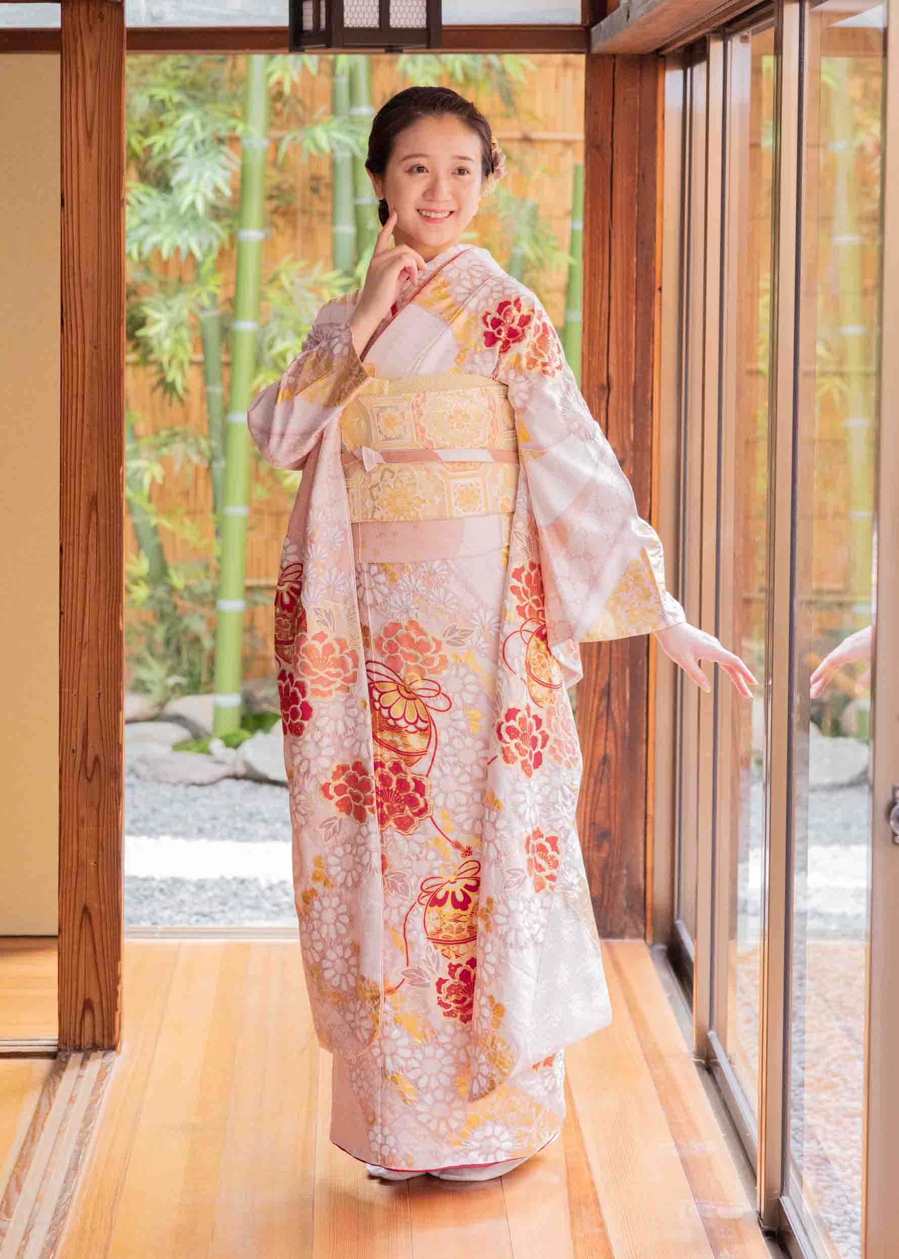 滝泰の辻ヶ花古典柄振袖を着たモデル