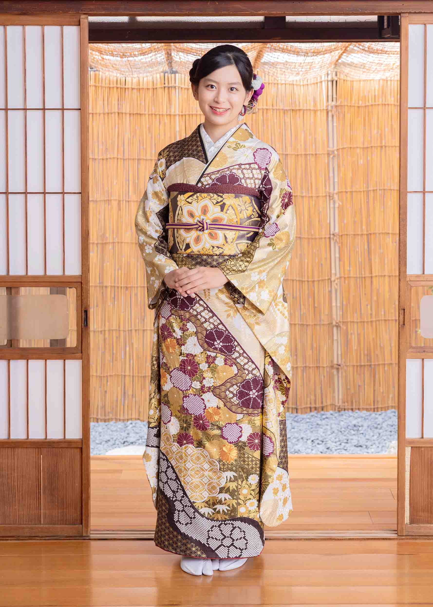 滝泰の辻ヶ花古典柄振袖を着たモデル