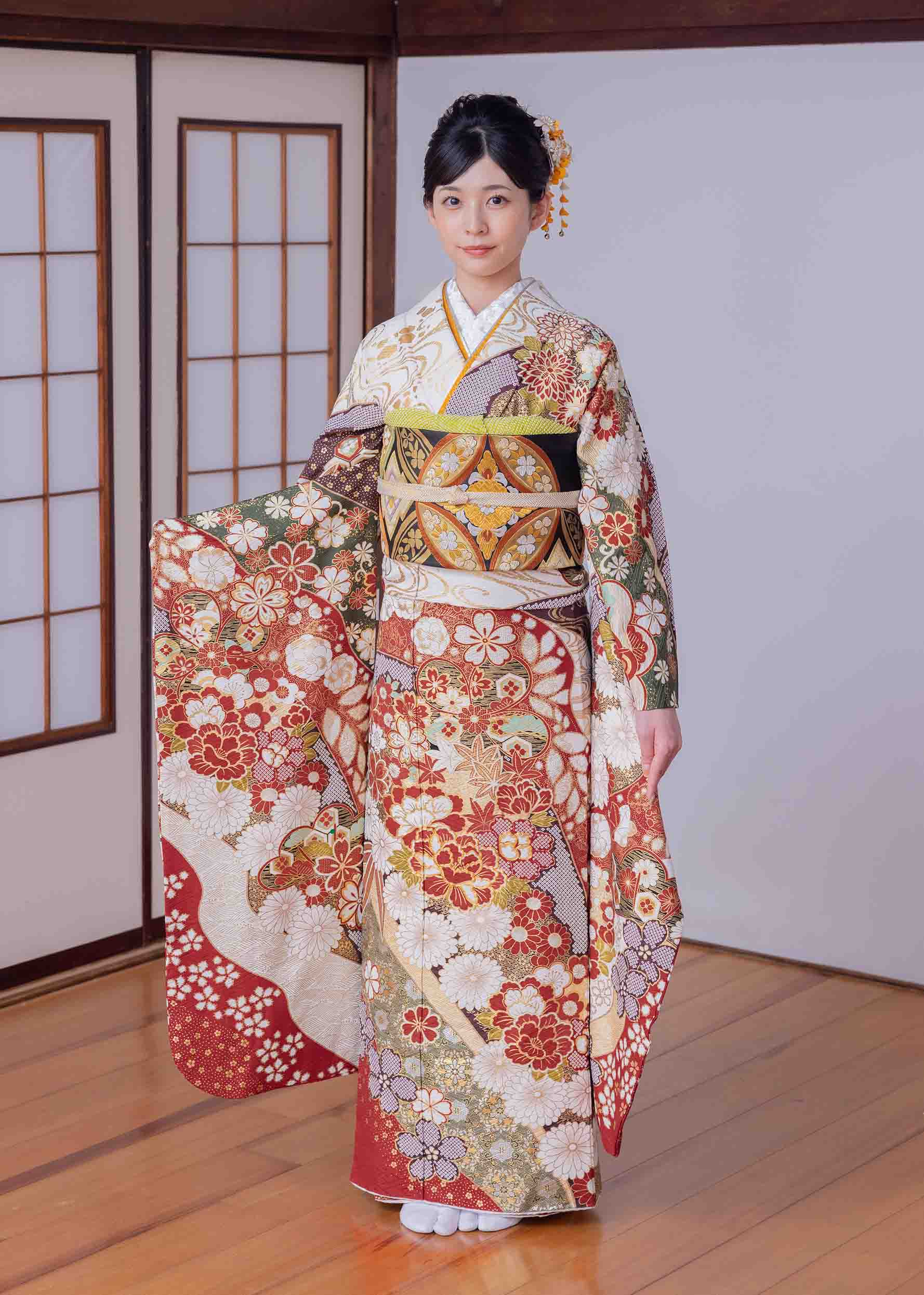 関芳の古典柄振袖を着たモデル
