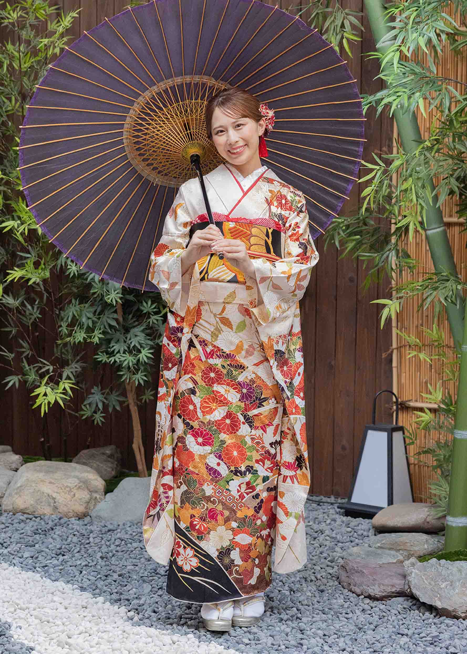 青柳の古典柄振袖を着た女性